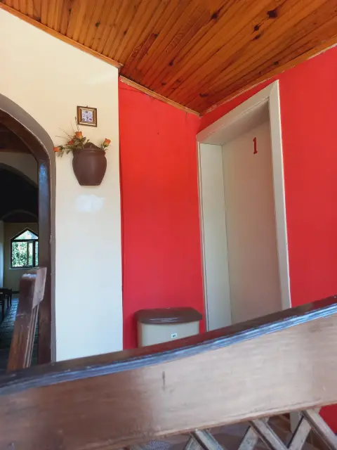 2 Kişilik Oda: Kırmızı duvarlı oda girişi