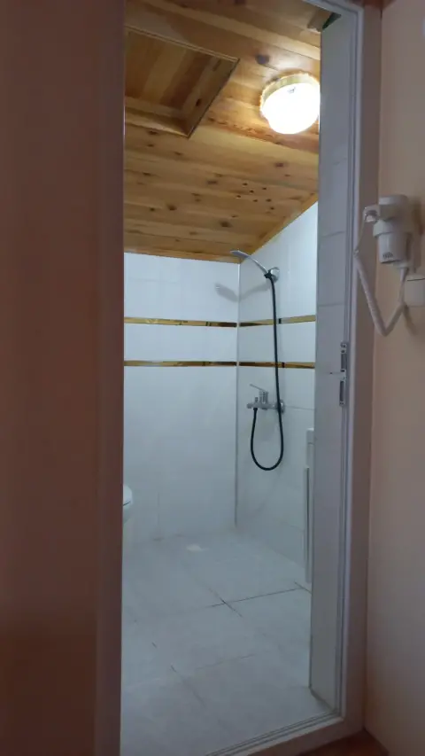 2 Kişilik Oda: Banyodaki duş alanı