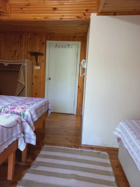 3 Kişilik Oda: Ahşap duvarlı ve ahşap zeminli oda